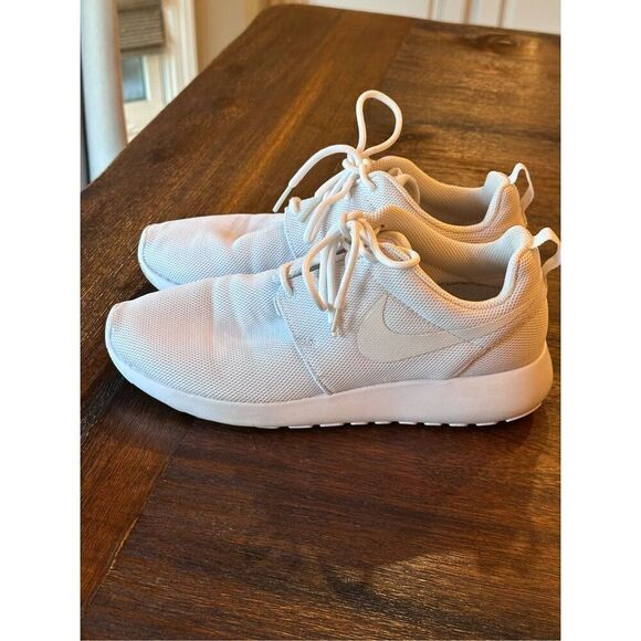 Women’s Nike Roshe One Shoes - Picture 2 of 9